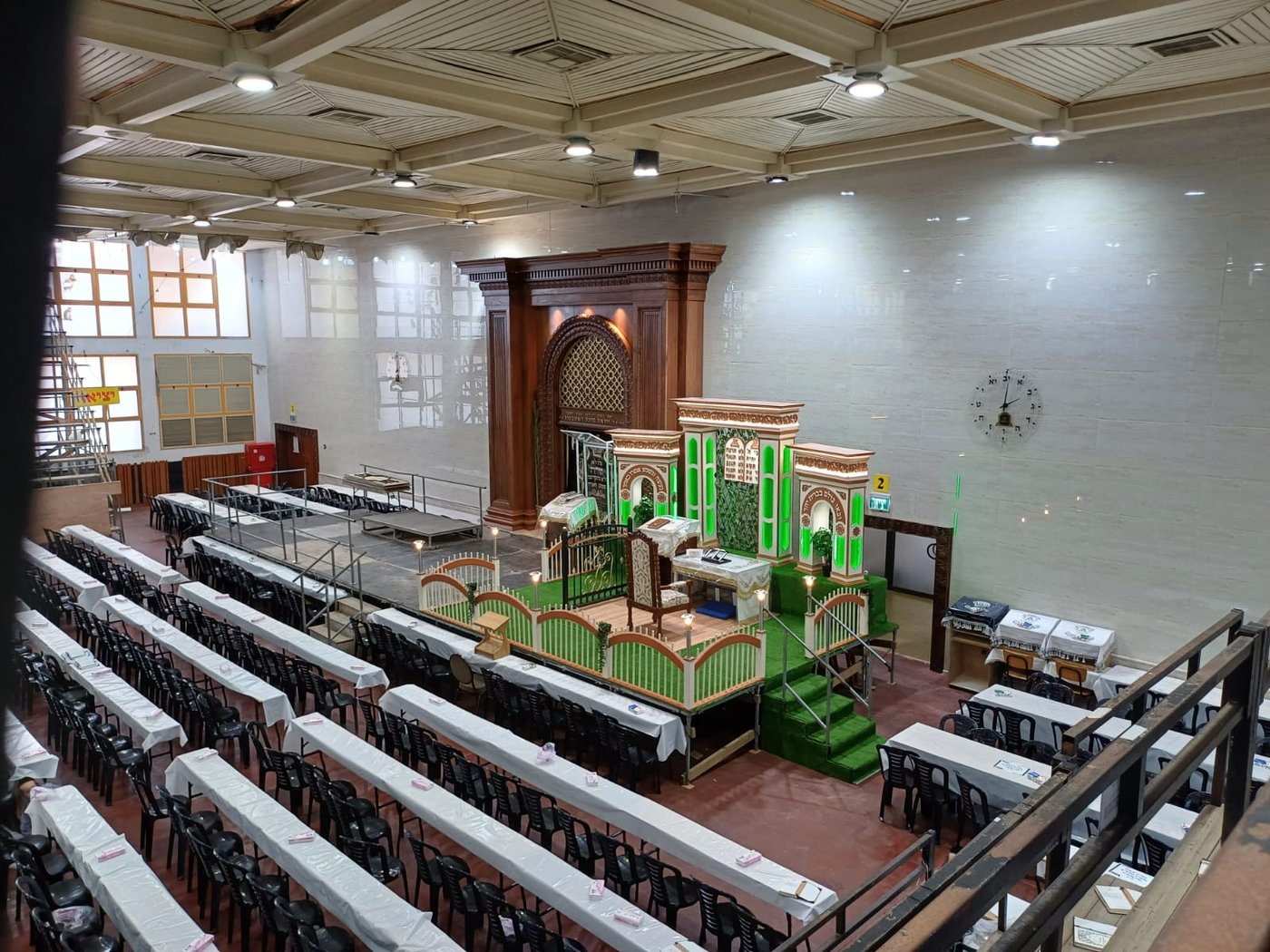 ביהמ"ד הגדול בקריית צאנז מוכן לקראת חג השבועות