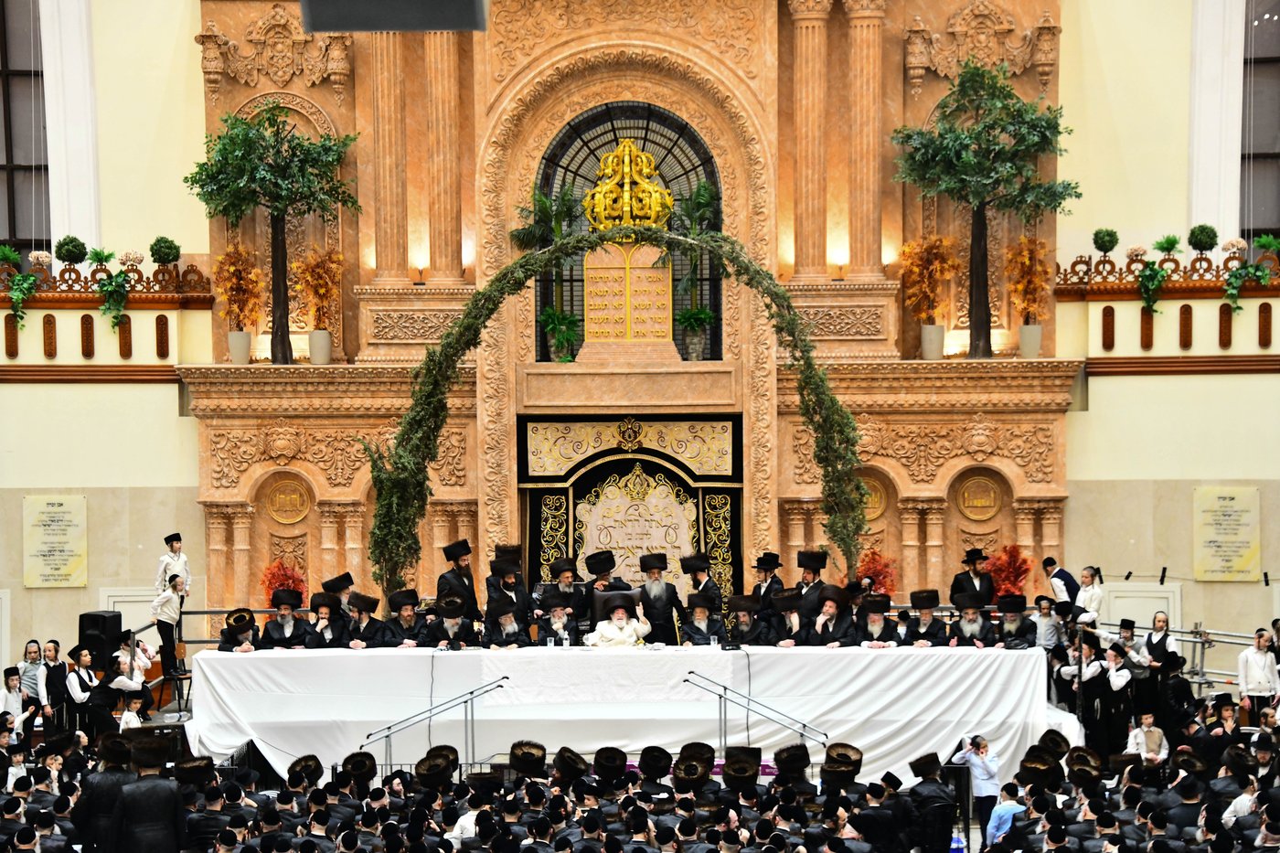 נעילת החג שבועות בחצה"ק ויז'ניץ