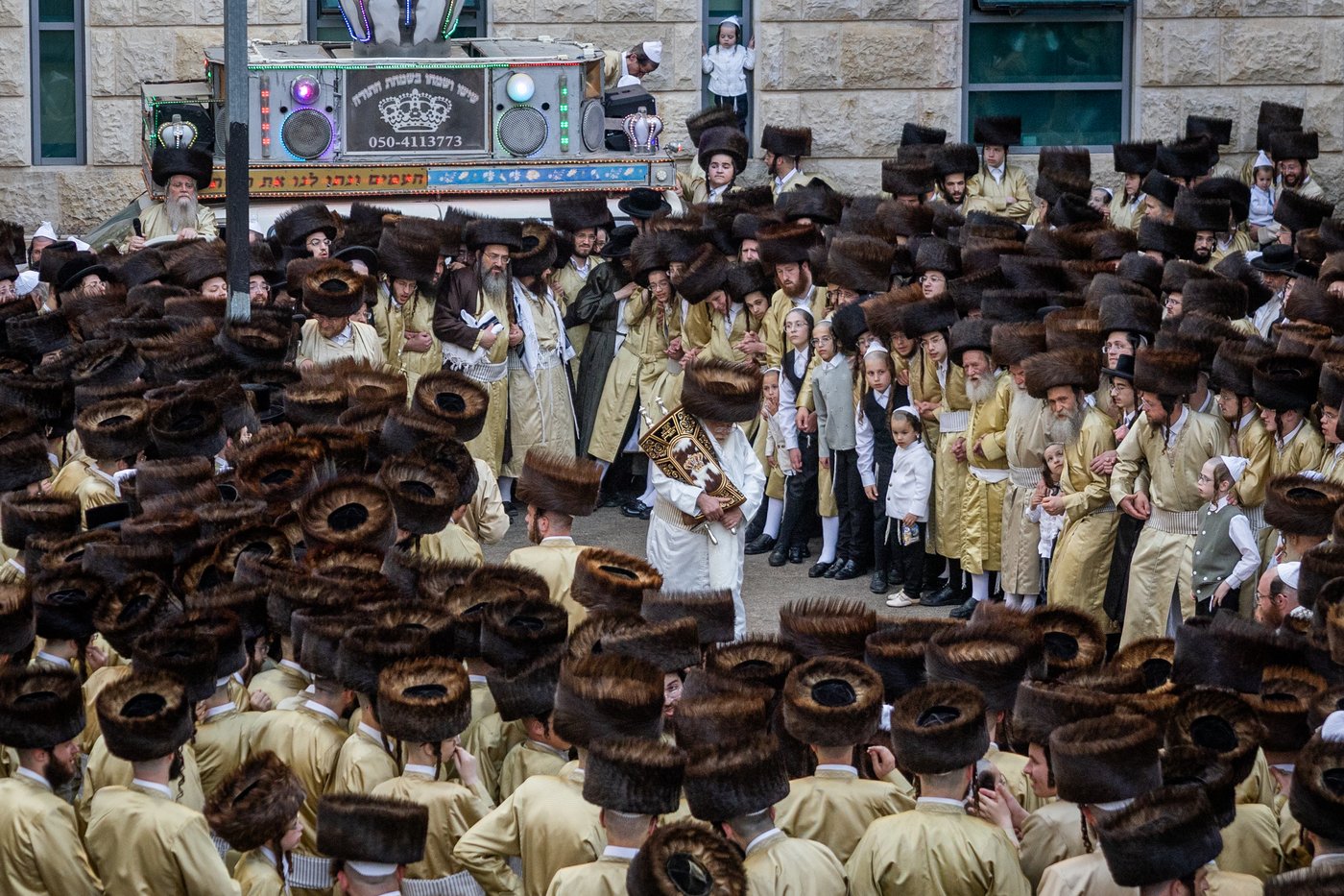 הכנסת ספר תורה ב'תולדות אהרן' בערב חג השבועות