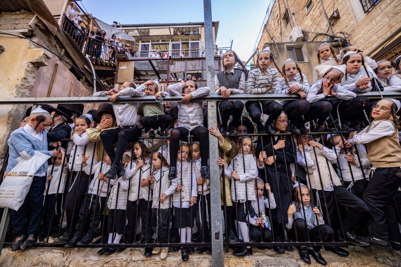 הכנסת ספר תורה ב'תולדות אהרן' בערב חג השבועות