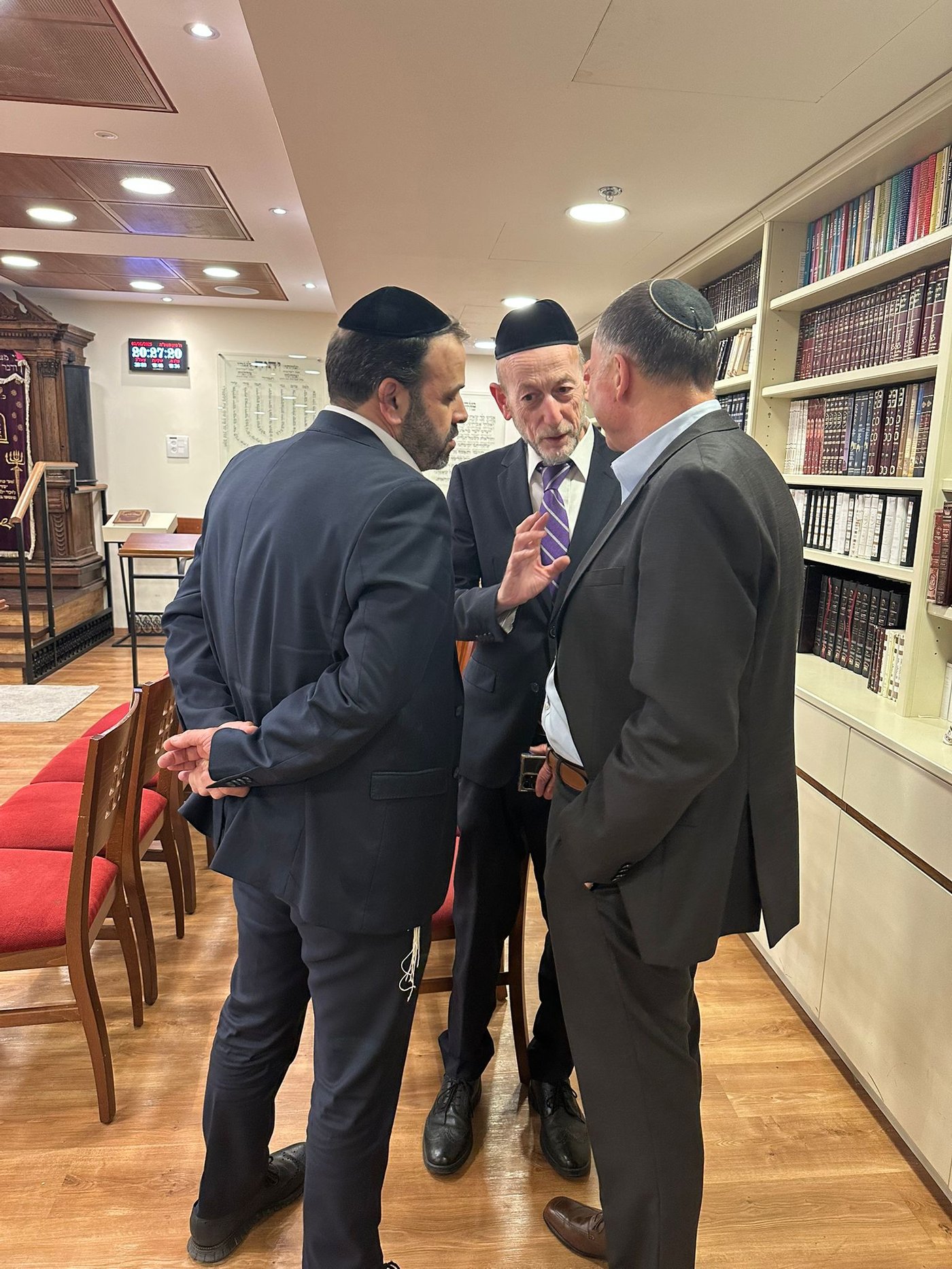 אדלשטיין, סגן השר מקלב, וח"כ ינון אזולאי - בתפילת ערבית בבית הכנסת של הכנסת - לאחר השיחות עח חוק הגיוס