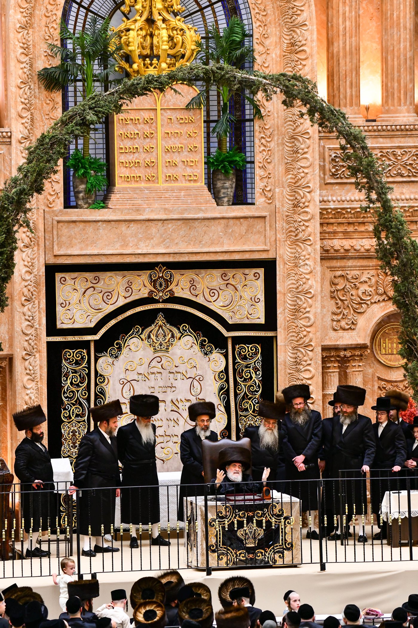 ערב חג השבועות בחצה"ק ויז'ניץ