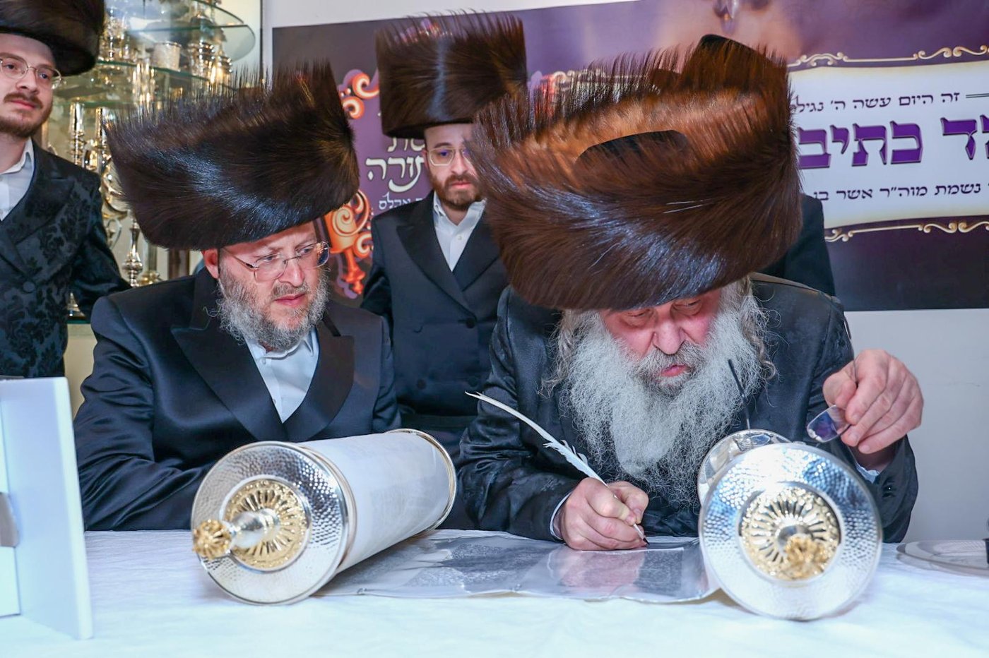 האדמו"ר מנדבורנה בכתיבת אותיות