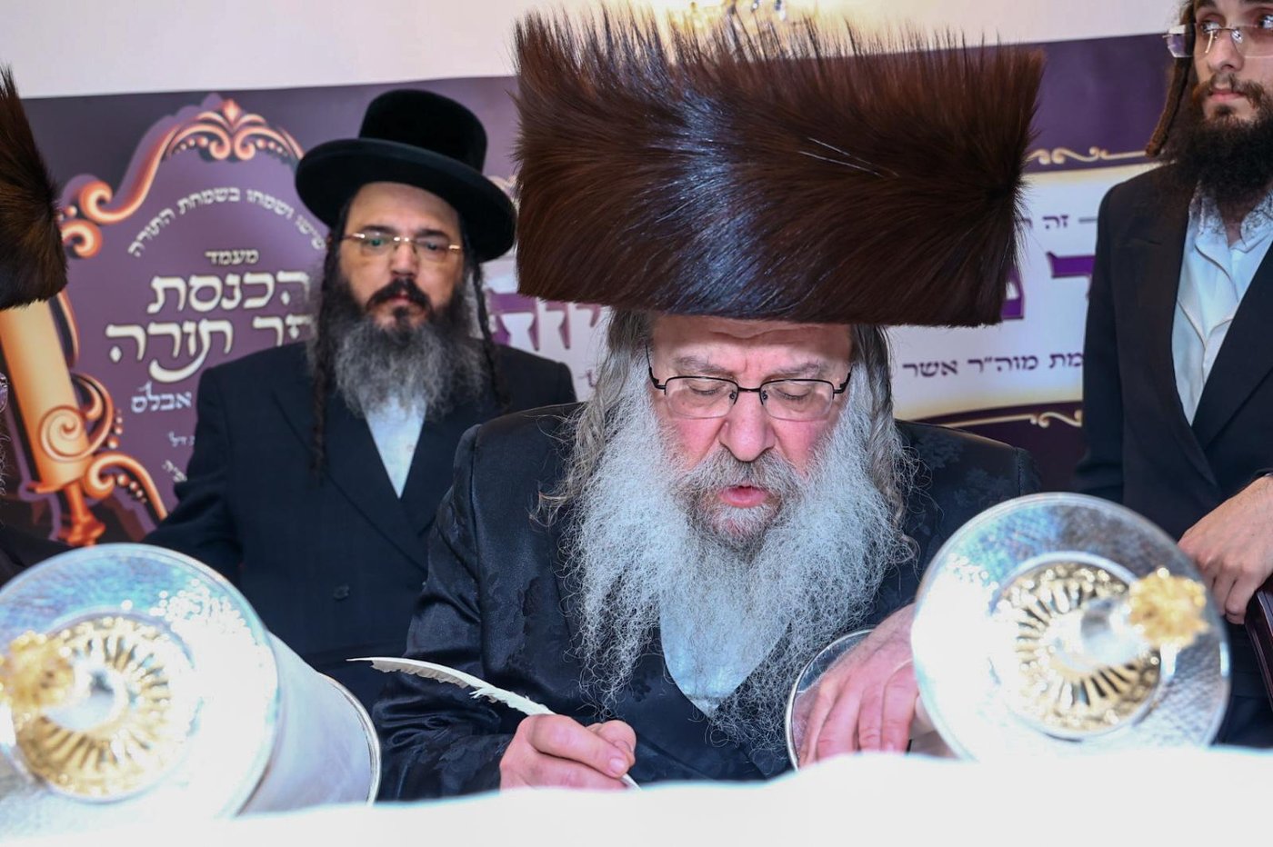האדמו"ר מנדבורנה בכתיבת אותיות