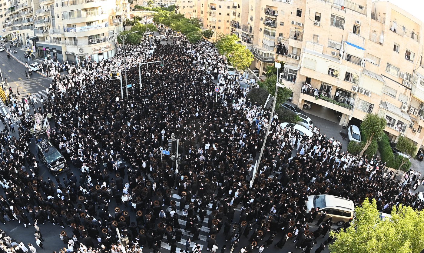 הכנסת ספר תורה לזכותו של האדמו"ר מבעלזא