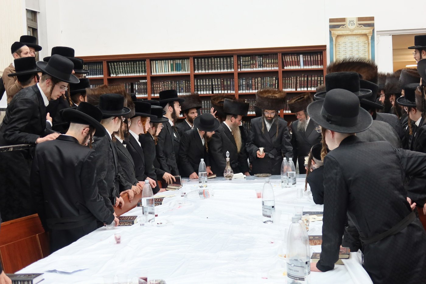 חג השבועות בחצה"ק זוועהיל