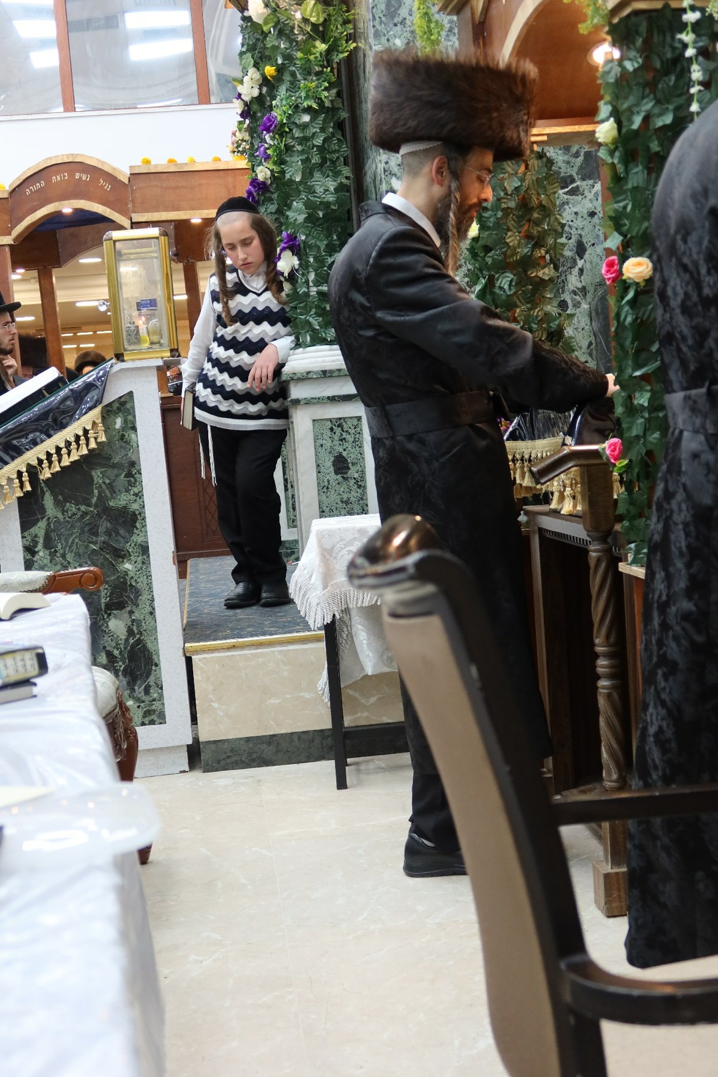 חג השבועות בחצה"ק זוועהיל