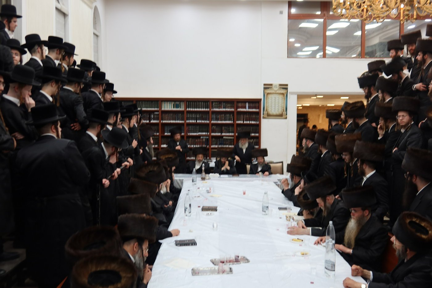 חג השבועות בחצה"ק זוועהיל
