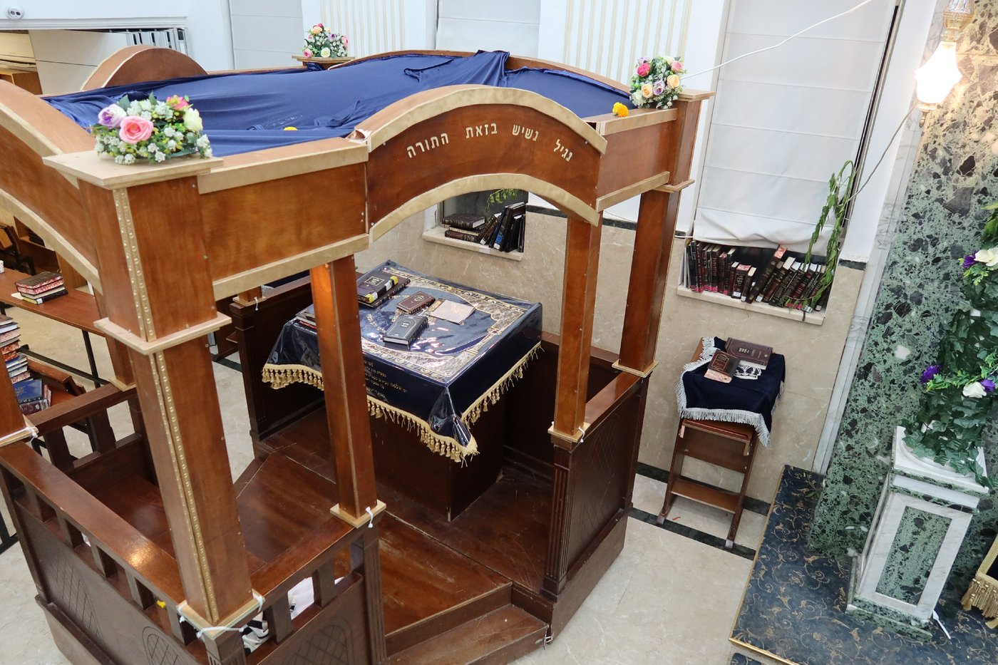 חג השבועות בחצה"ק זוועהיל