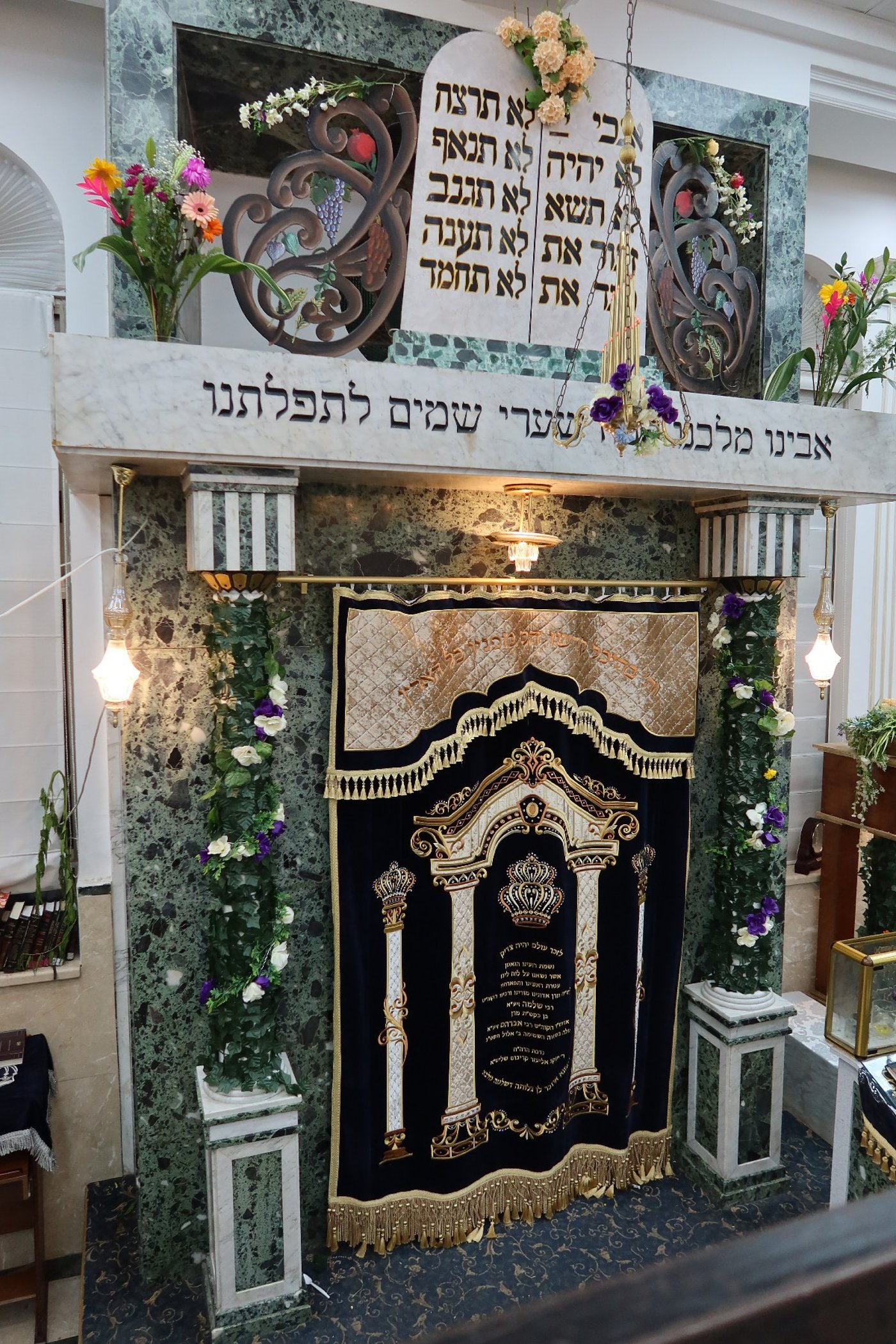 חג השבועות בחצה"ק זוועהיל
