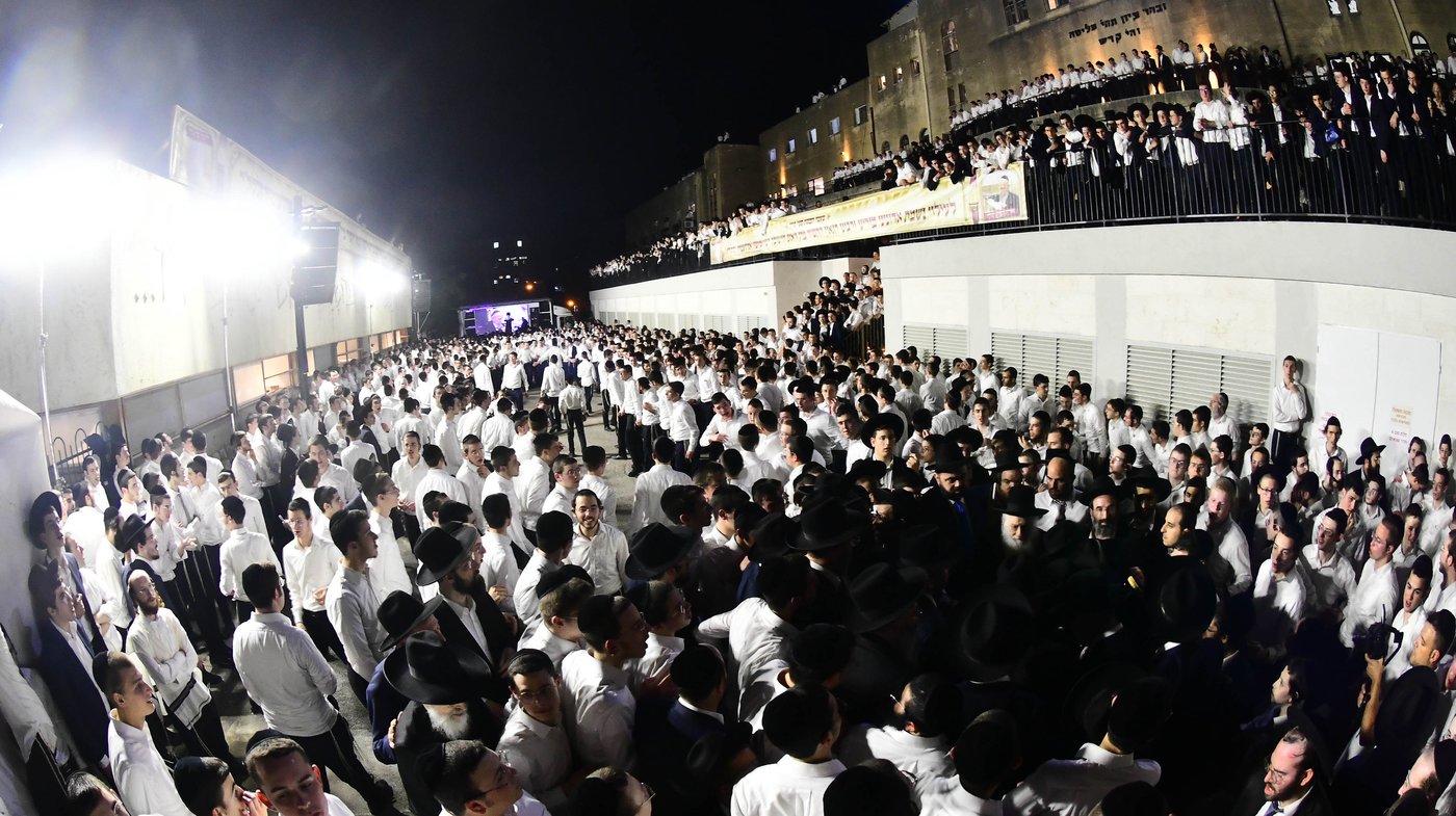 הכנסת ס"ת לישיבת פוניבז' המעטירה