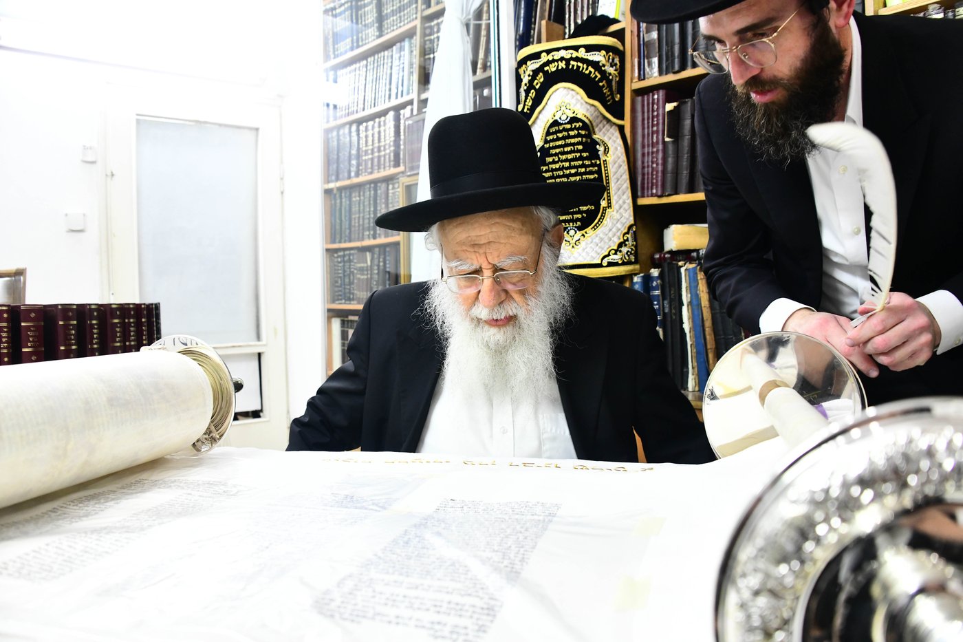 הכנסת ס"ת לישיבת פוניבז' המעטירה