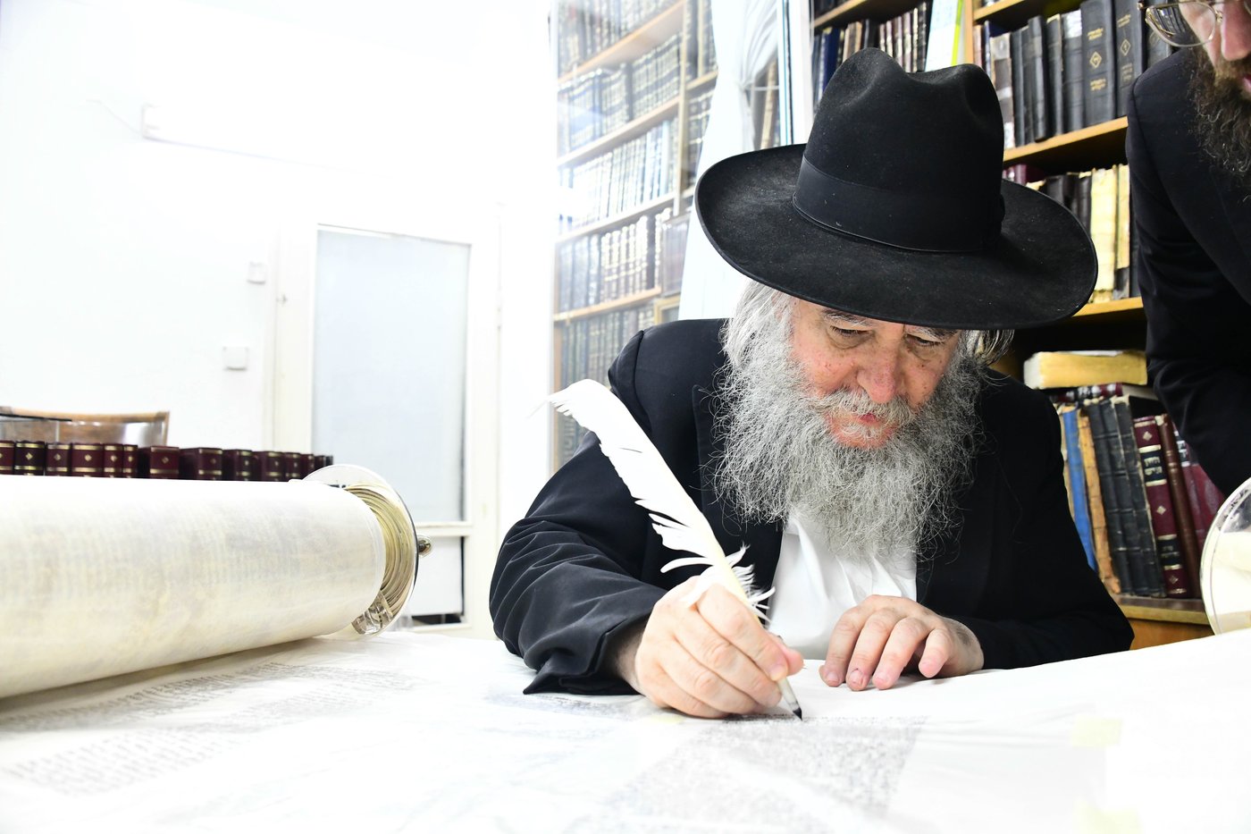 הכנסת ס"ת לישיבת פוניבז' המעטירה