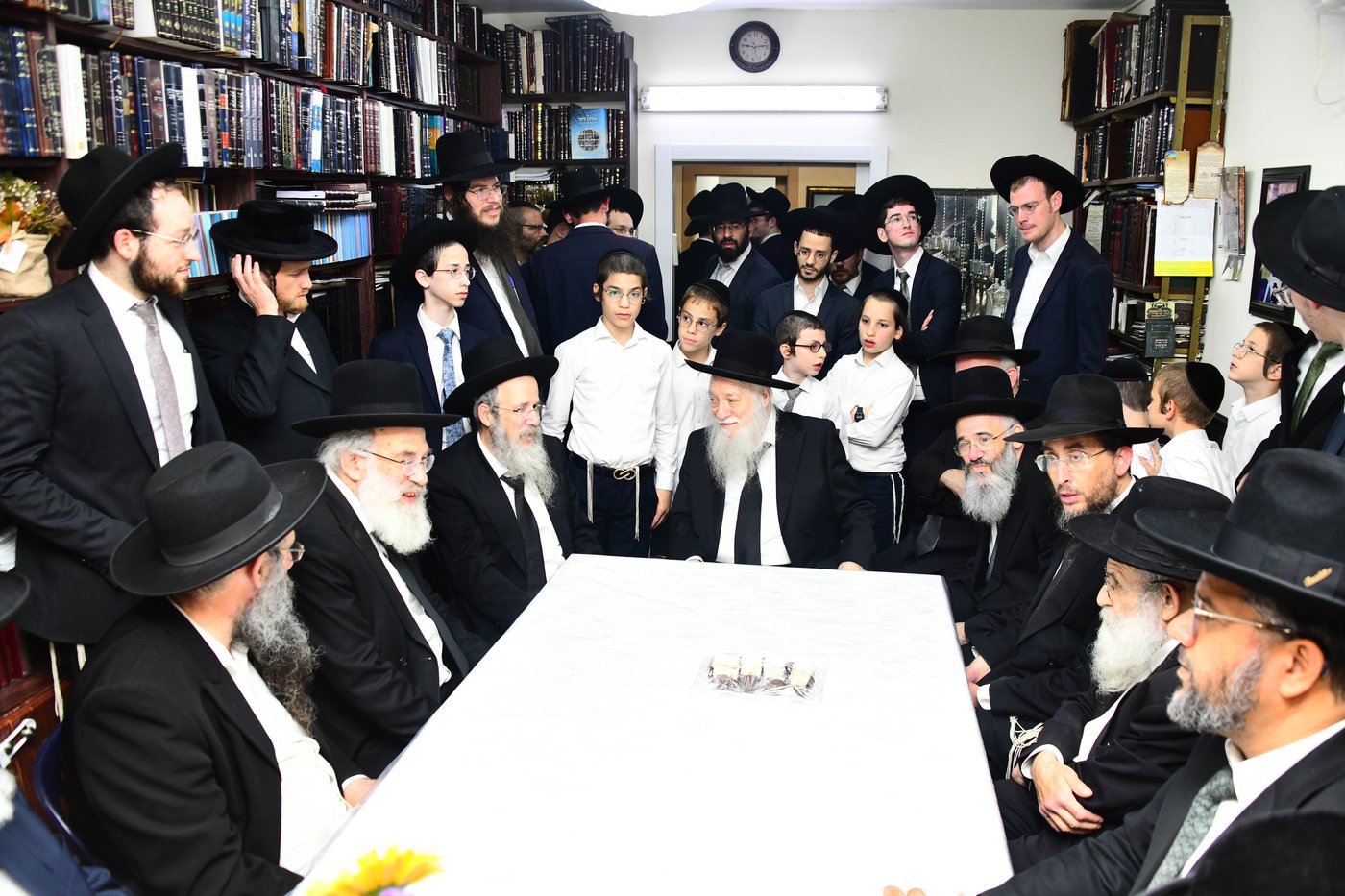 הכנסת ס"ת לישיבת פוניבז' המעטירה