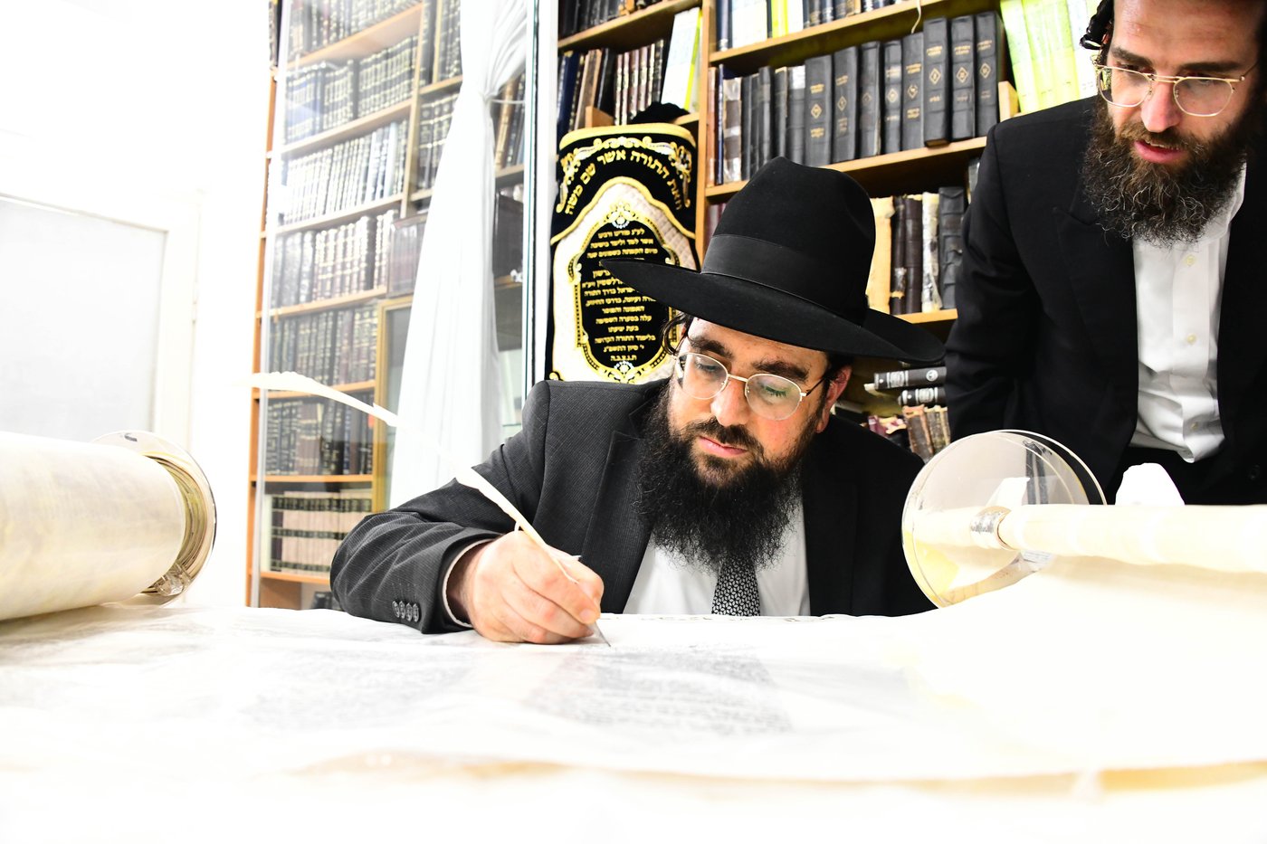 הכנסת ס"ת לישיבת פוניבז' המעטירה
