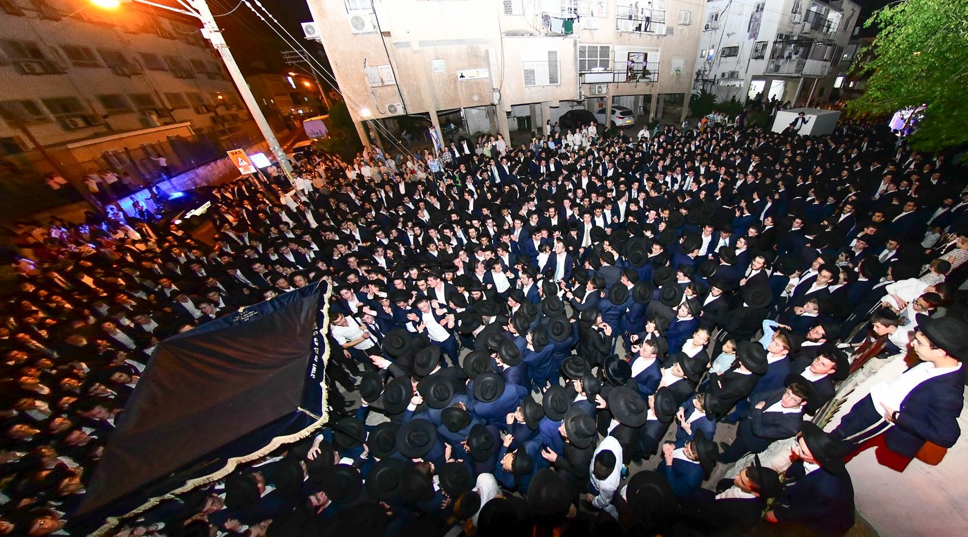 הכנסת ס"ת לישיבת פוניבז' המעטירה