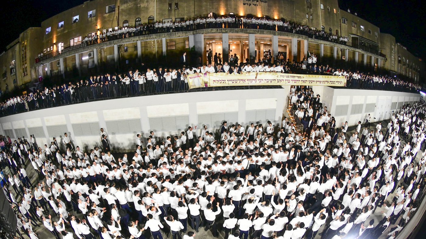 הכנסת ס"ת לישיבת פוניבז' המעטירה