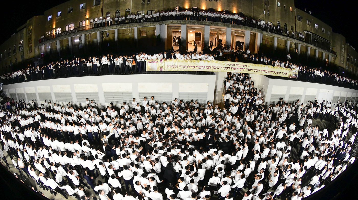 הכנסת ס"ת לישיבת פוניבז' המעטירה