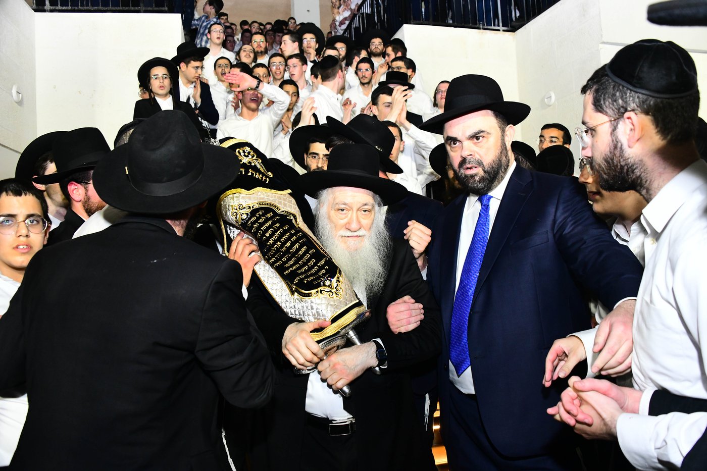 הכנסת ס"ת לישיבת פוניבז' המעטירה