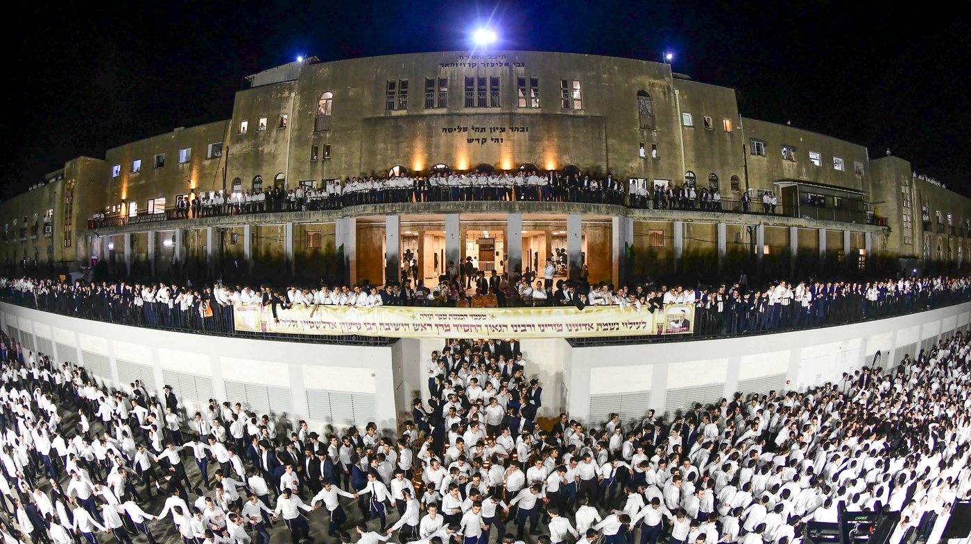הכנסת ס"ת לישיבת פוניבז' המעטירה