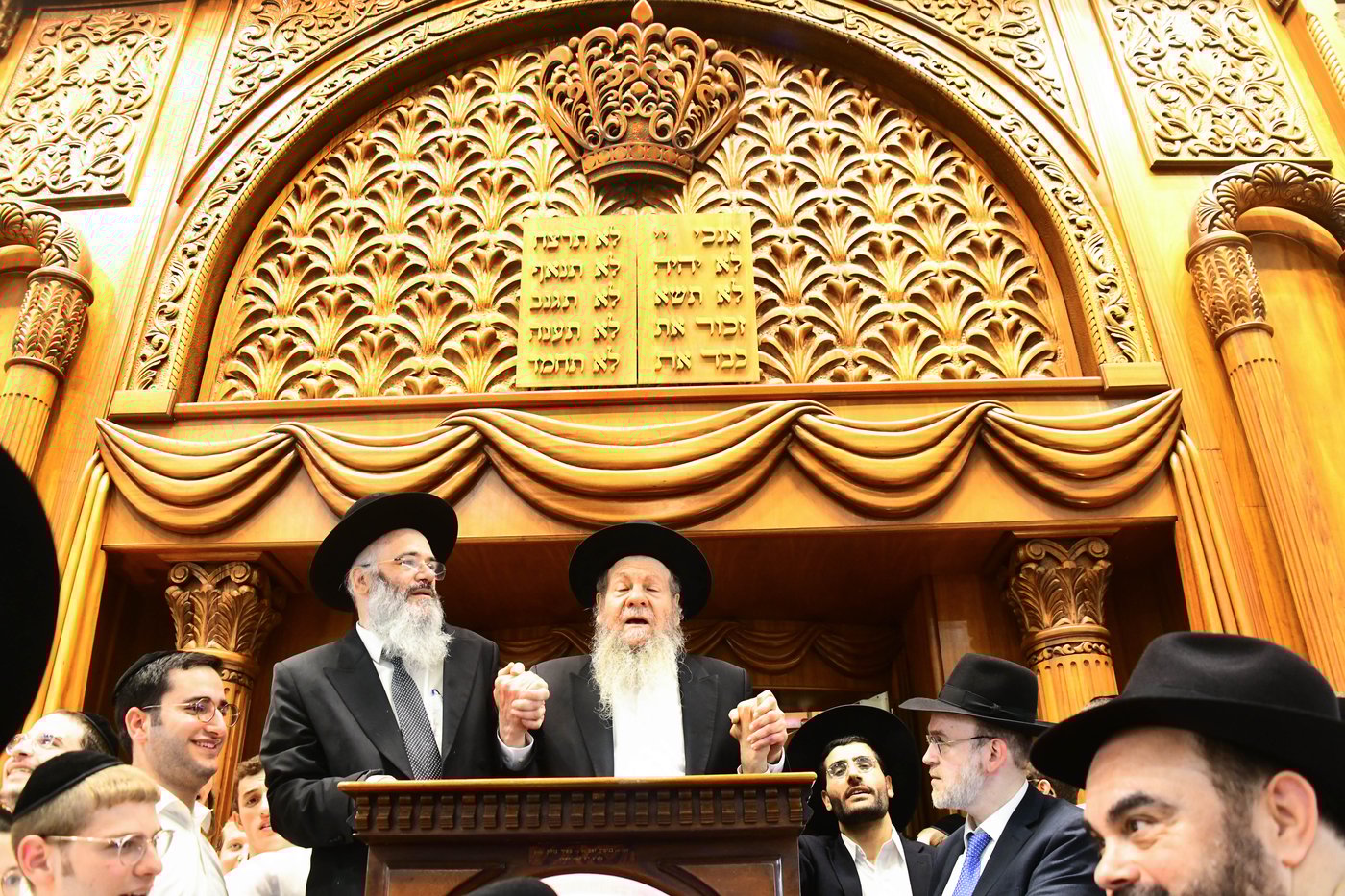 הכנסת ס"ת לישיבת פוניבז' המעטירה