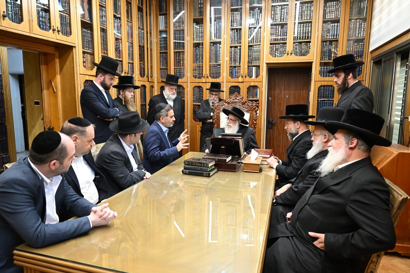 מנכ"ל מאוחדת עוזי ביתן במעונו של האדמו"ר מצאנז