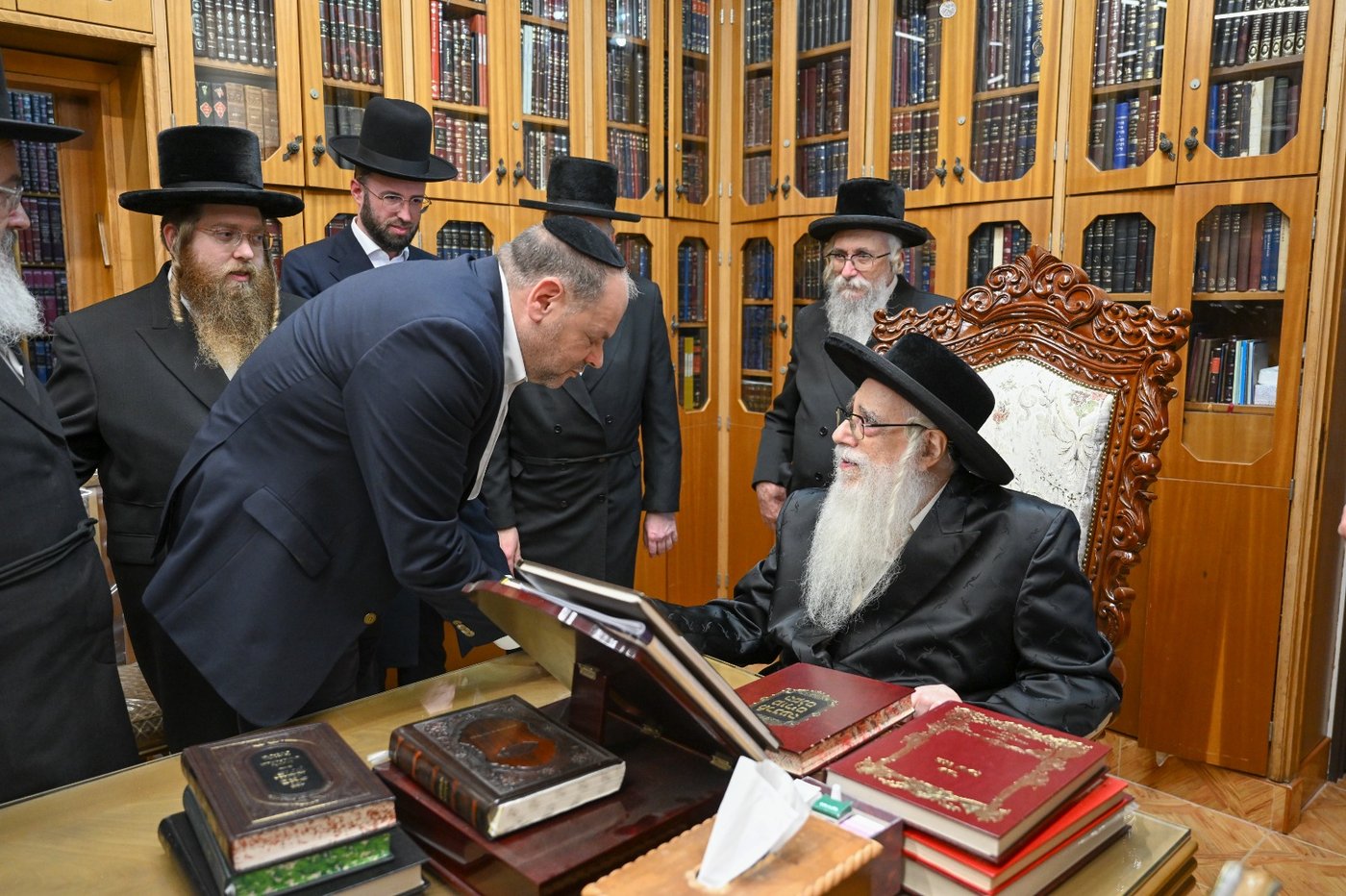 מנכ"ל מאוחדת עוזי ביתן במעונו של האדמו"ר מצאנז