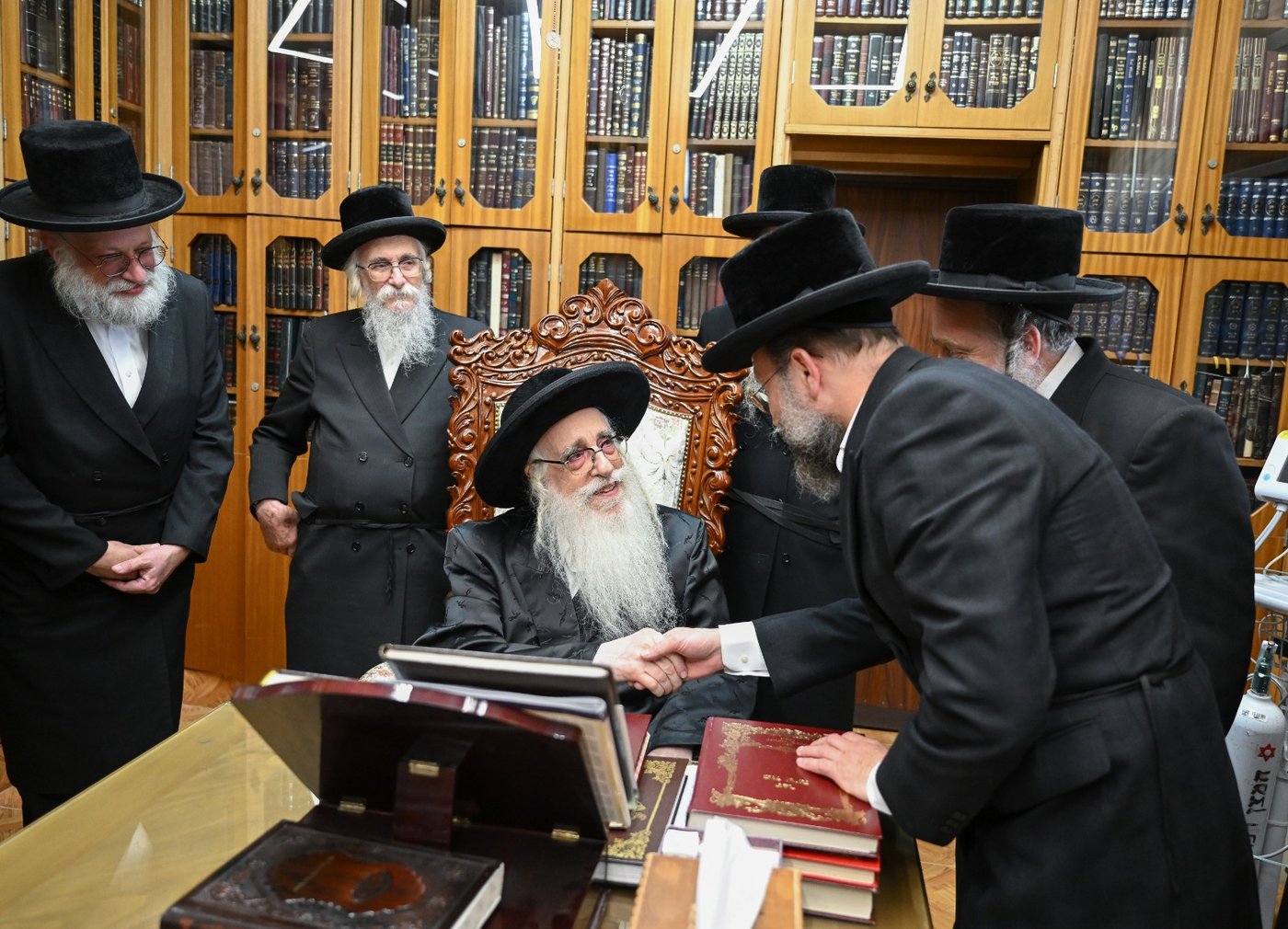 מנכ"ל מאוחדת עוזי ביתן במעונו של האדמו"ר מצאנז