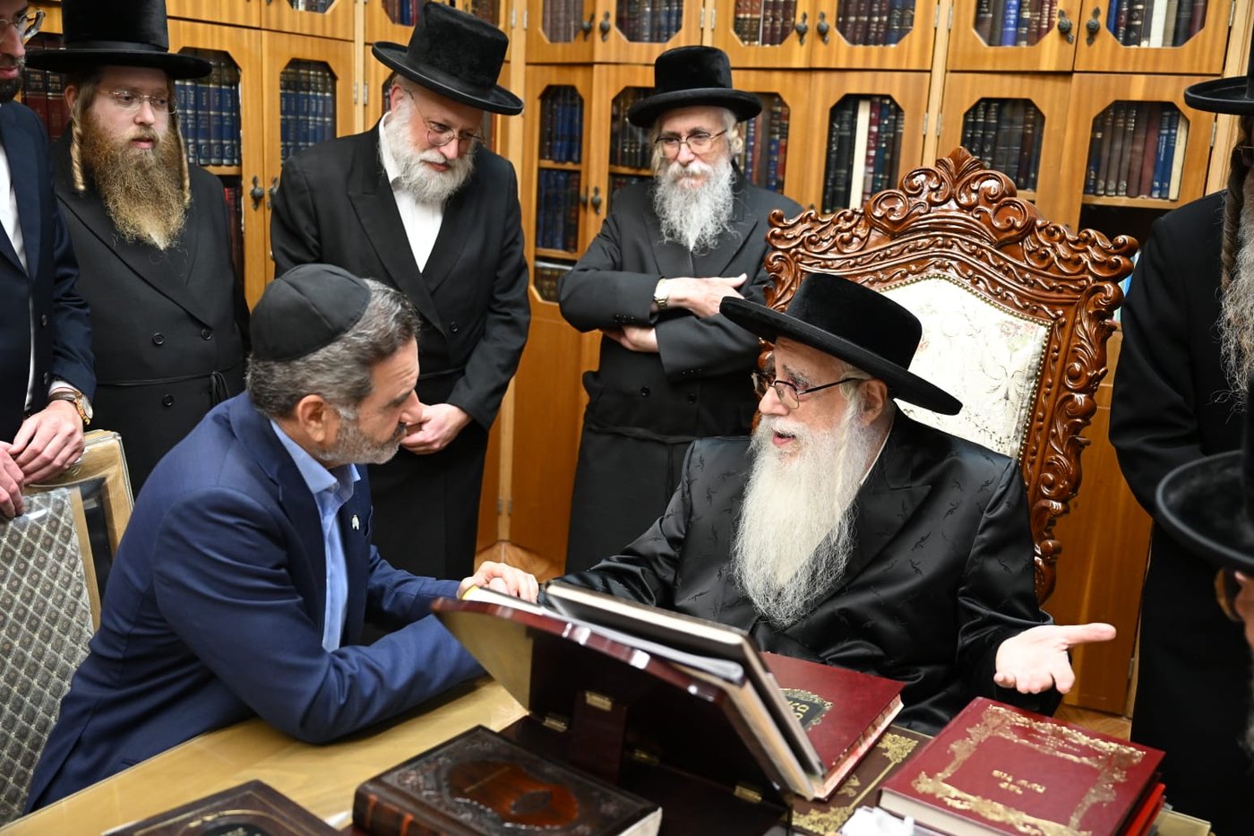 מנכ"ל מאוחדת עוזי ביתן במעונו של האדמו"ר מצאנז