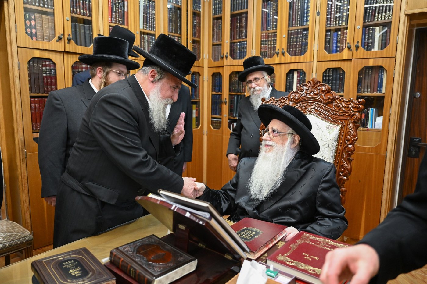 מנכ"ל מאוחדת עוזי ביתן במעונו של האדמו"ר מצאנז
