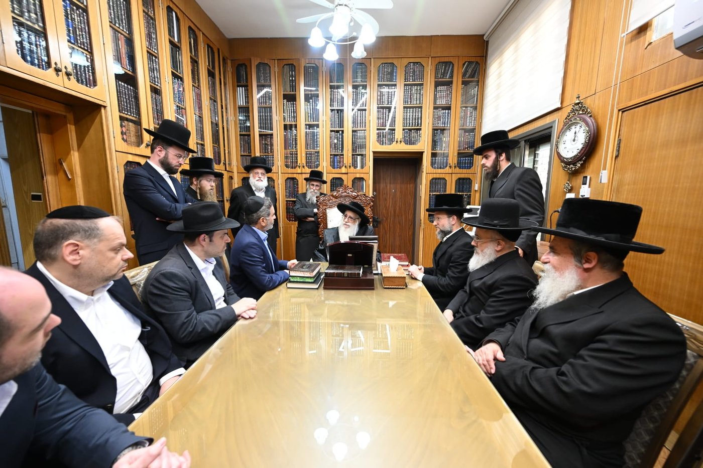מנכ"ל מאוחדת עוזי ביתן במעונו של האדמו"ר מצאנז