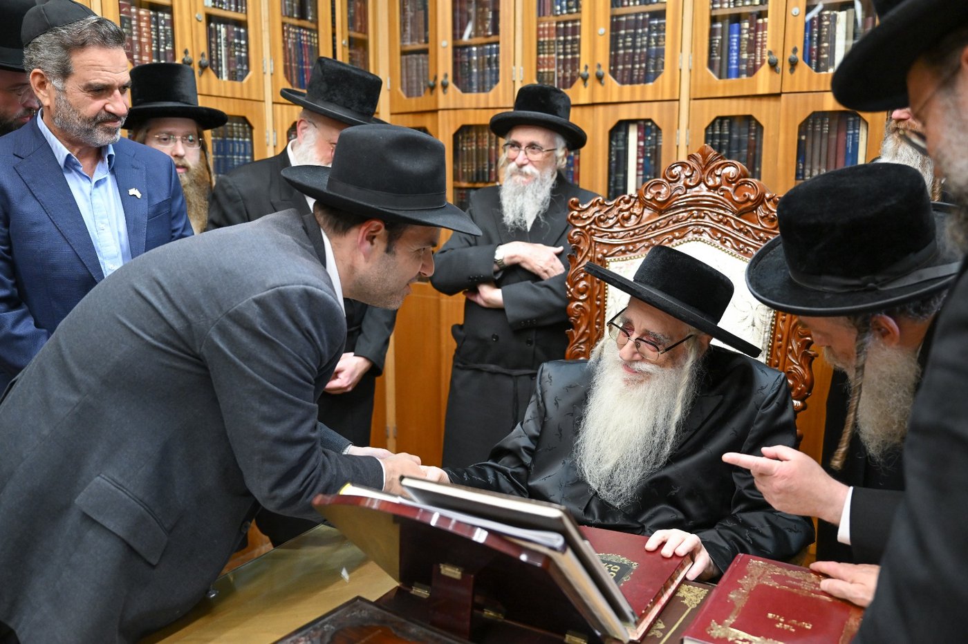 מנכ"ל מאוחדת עוזי ביתן במעונו של האדמו"ר מצאנז