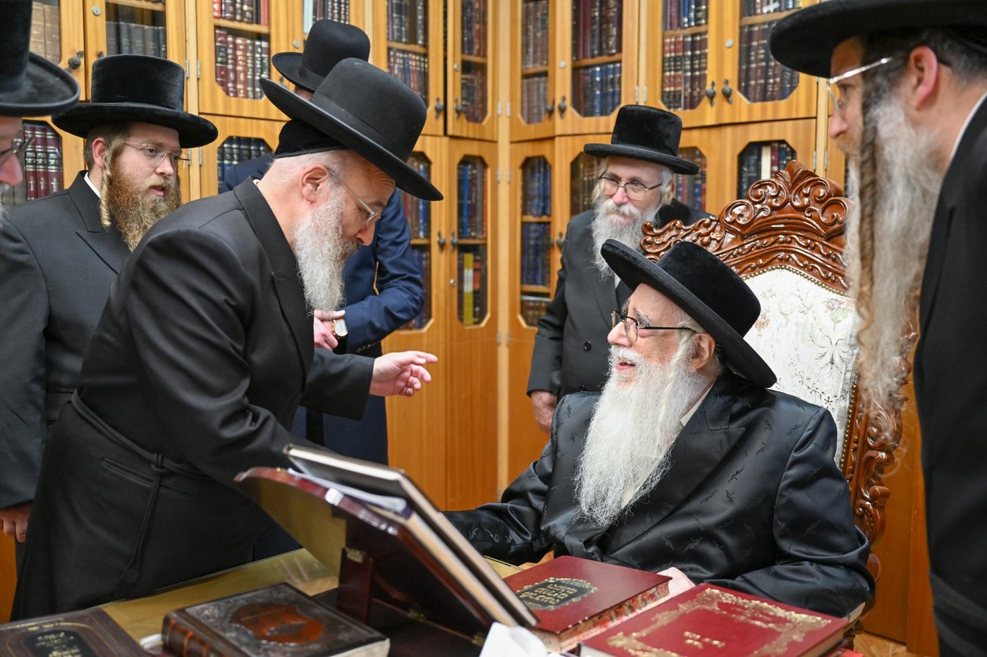מנכ"ל מאוחדת עוזי ביתן במעונו של האדמו"ר מצאנז