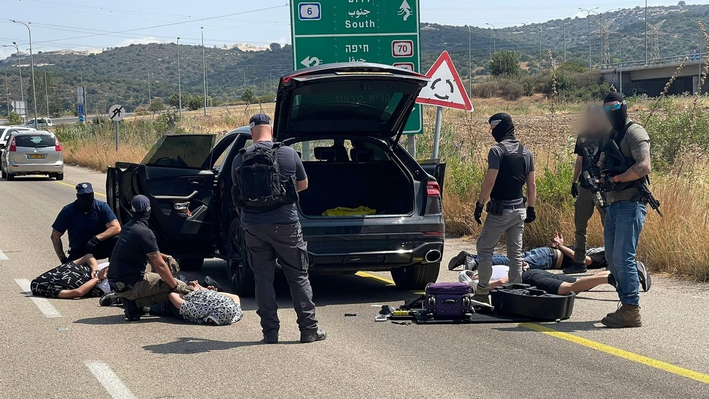 תיעוד דרמטי: שוטרים ובלשים משתלטים על שיירה עבריינית באמצע הכביש