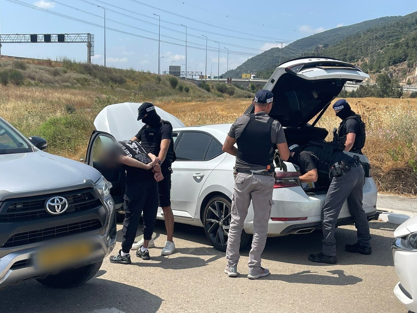 תיעוד דרמטי: שוטרים ובלשים משתלטים על שיירה עבריינית באמצע הכביש