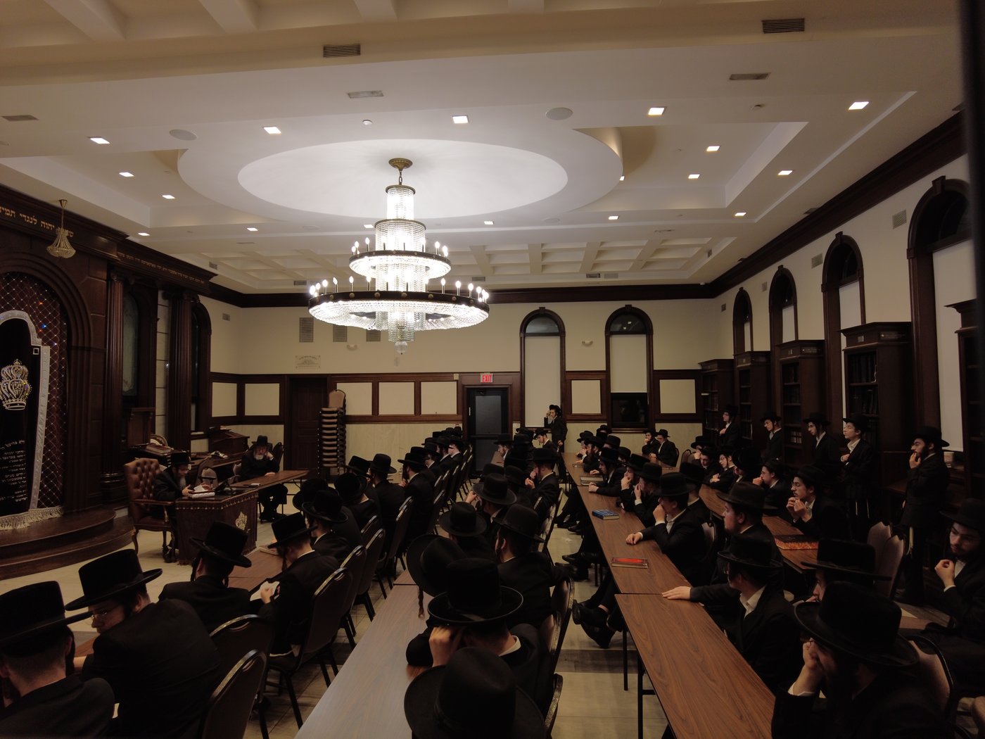 האדמו"ר מסקולען לייקווד בשיעור הכנה לפני הבחורים לקראת שבועות