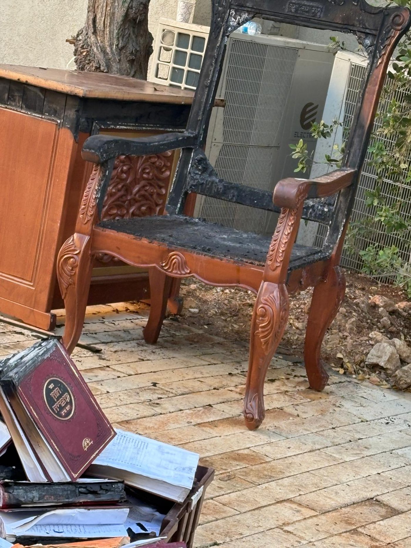 זעזוע: אלמונים הציתו את בית מדרשו של הראשון לציון הגאון רבי יצחק יוסף | צלבי קרס רוססו על הבתים | תיעוד רגע ההצתה