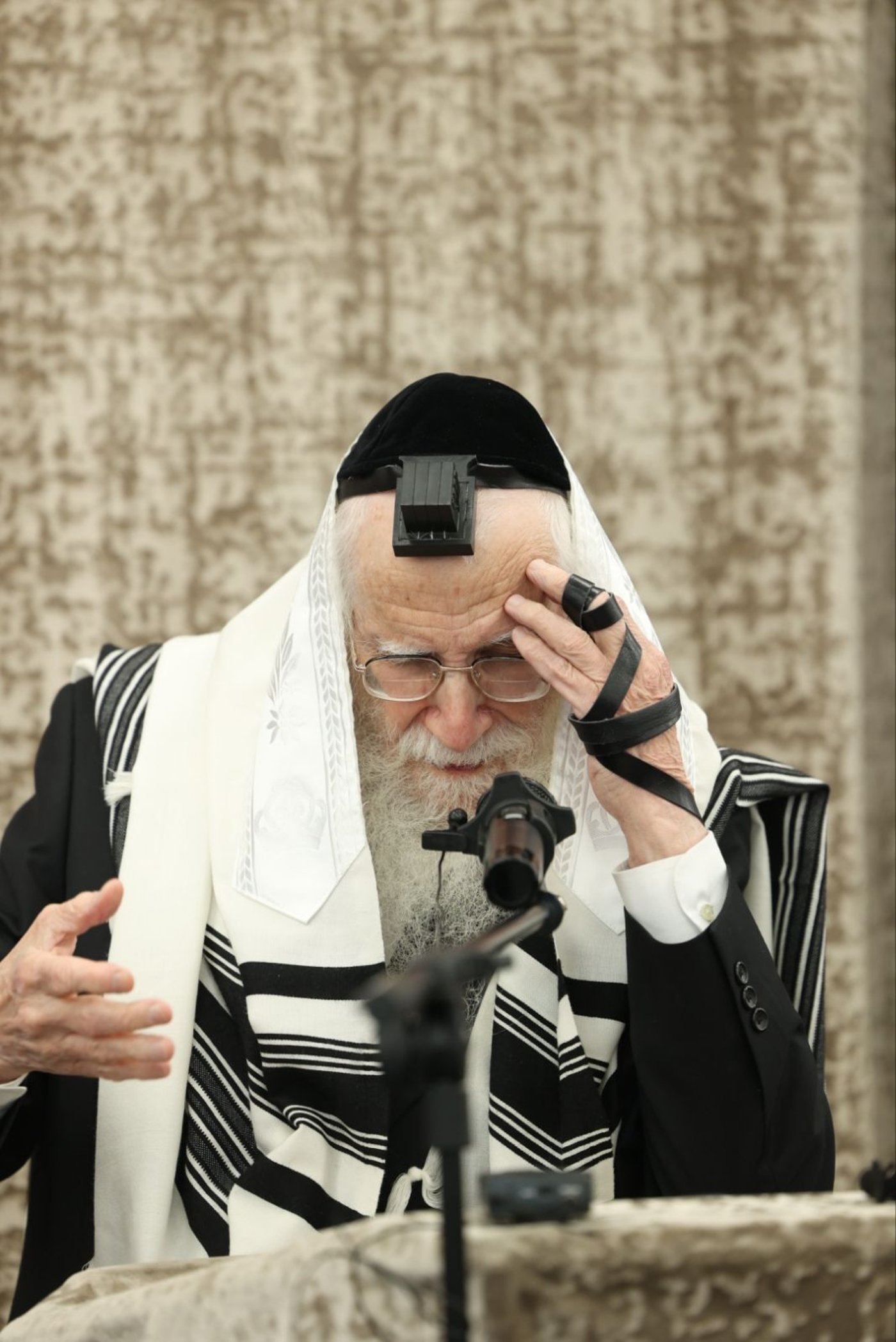 הגאון רבי עזריאל אויערבאך במסע לארה"ב