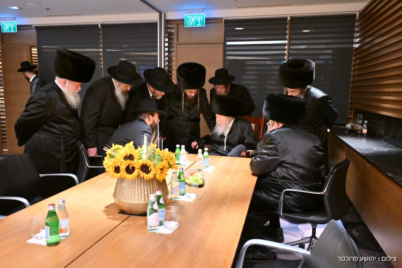 האדמו"ר מגור בשדה התעופה בדרכו לארה"ב