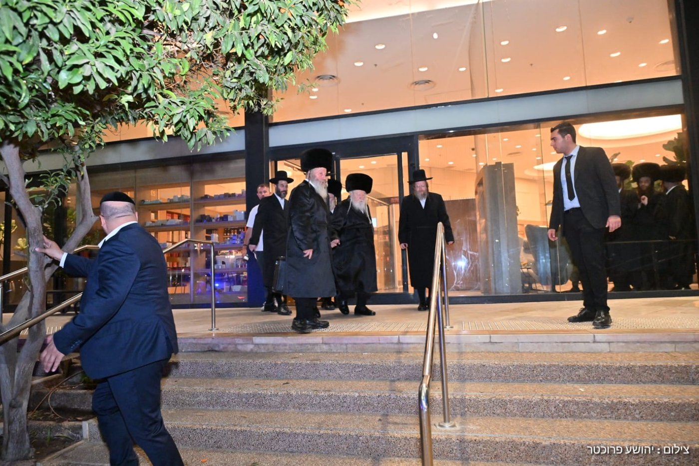 האדמו"ר מגור בשדה התעופה בדרכו לארה"ב