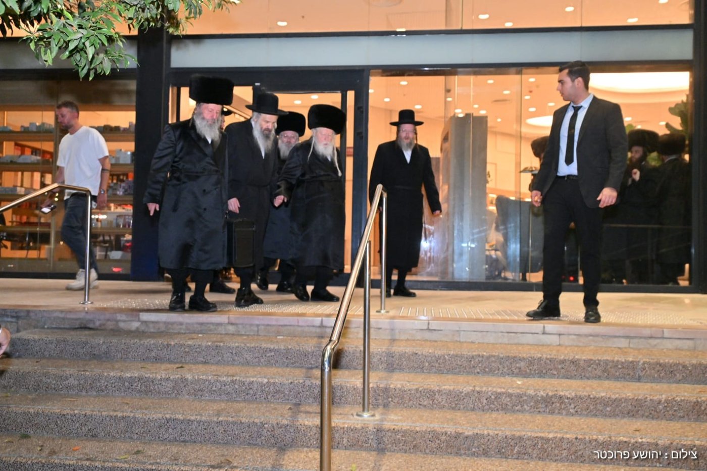 האדמו"ר מגור בשדה התעופה בדרכו לארה"ב