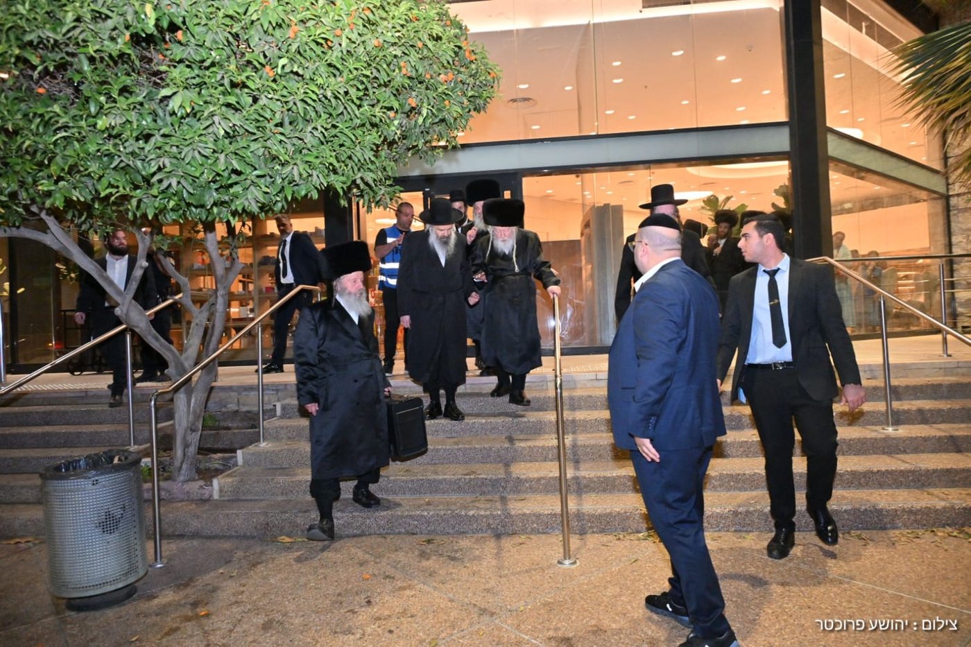 האדמו"ר מגור בשדה התעופה בדרכו לארה"ב