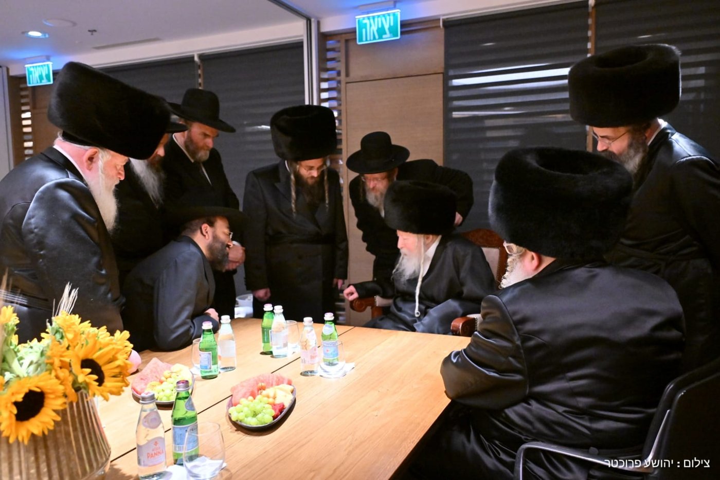 האדמו"ר מגור בשדה התעופה בדרכו לארה"ב