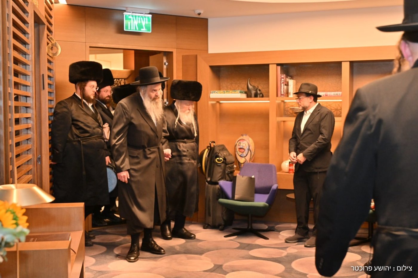 האדמו"ר מגור בשדה התעופה בדרכו לארה"ב