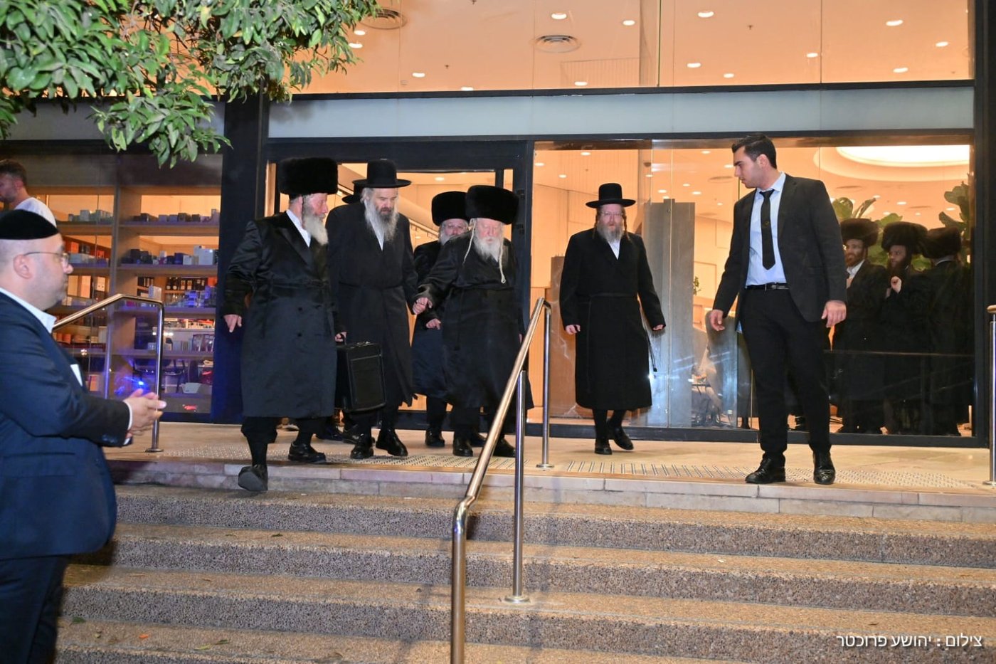 האדמו"ר מגור בשדה התעופה בדרכו לארה"ב