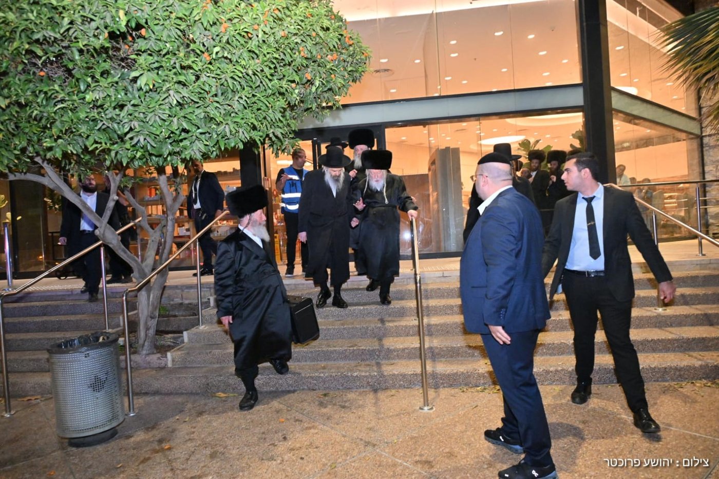 האדמו"ר מגור בשדה התעופה בדרכו לארה"ב