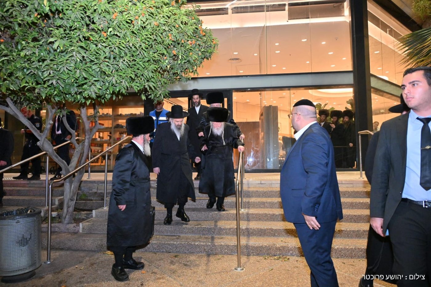 האדמו"ר מגור בשדה התעופה בדרכו לארה"ב