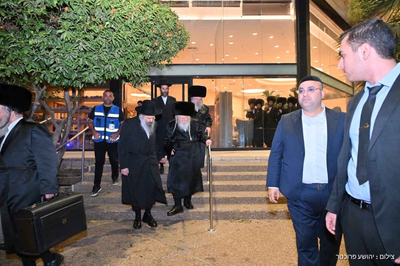 האדמו"ר מגור בשדה התעופה בדרכו לארה"ב