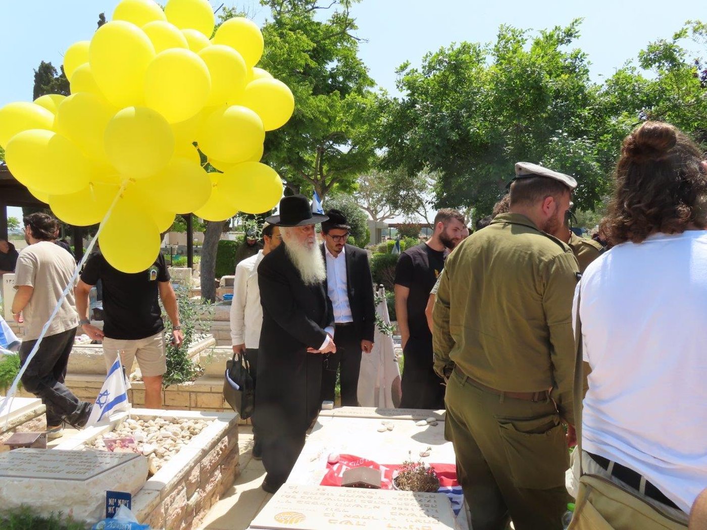 האדמו"ר רבי דוד חנניה פינטו, בחלקה הצבאית בבית העלמין באשדוד