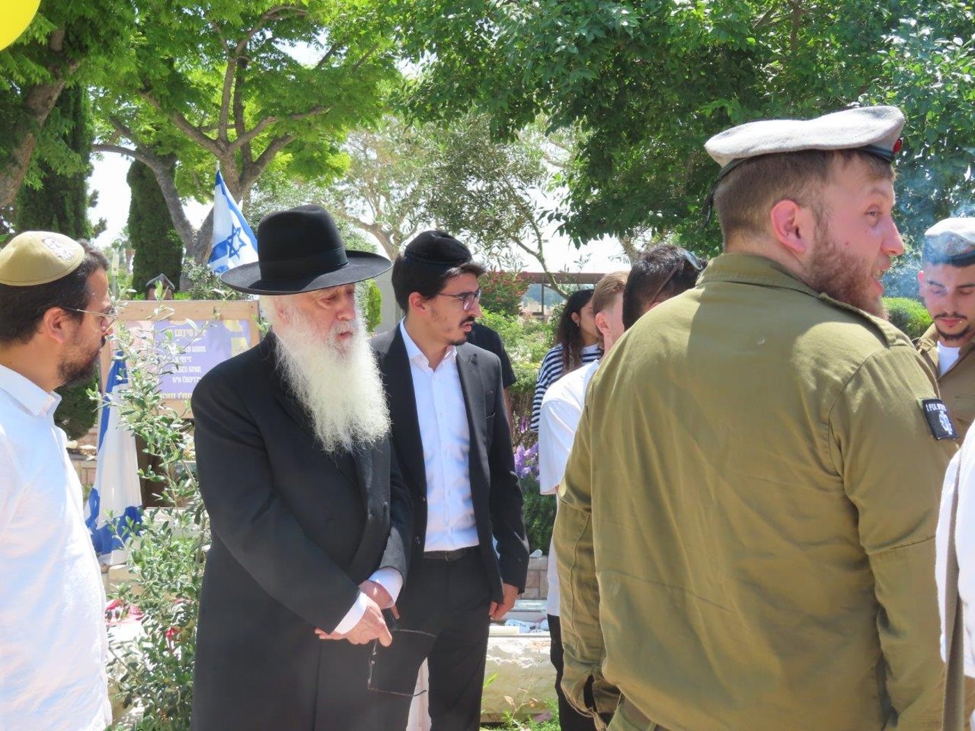האדמו"ר רבי דוד חנניה פינטו, בחלקה הצבאית בבית העלמין באשדוד